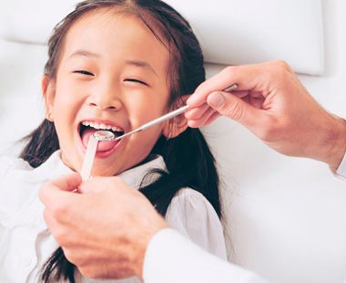 Centro Dental Txorierri niña en el dentista