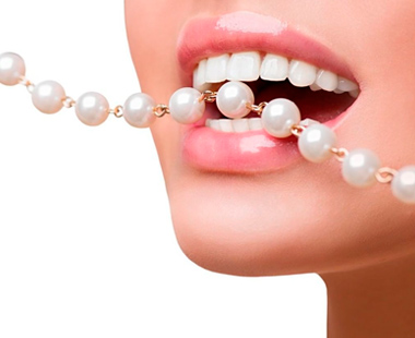 Centro Dental Txorierri mujer con perlas 