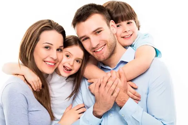 familia feliz y sonriente