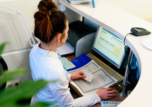 Mujer frente a un computador 